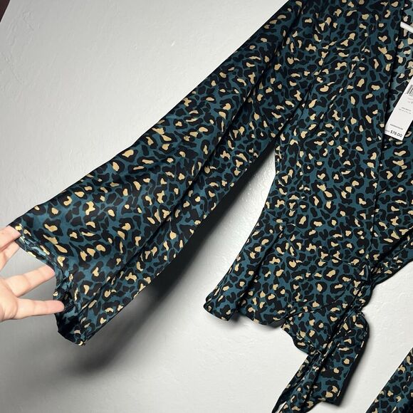 BCBGeneration Wrap Top Size Small Teal Leopard Print Tie Waist V Neck NWT $78 - Picture 5 of 13
